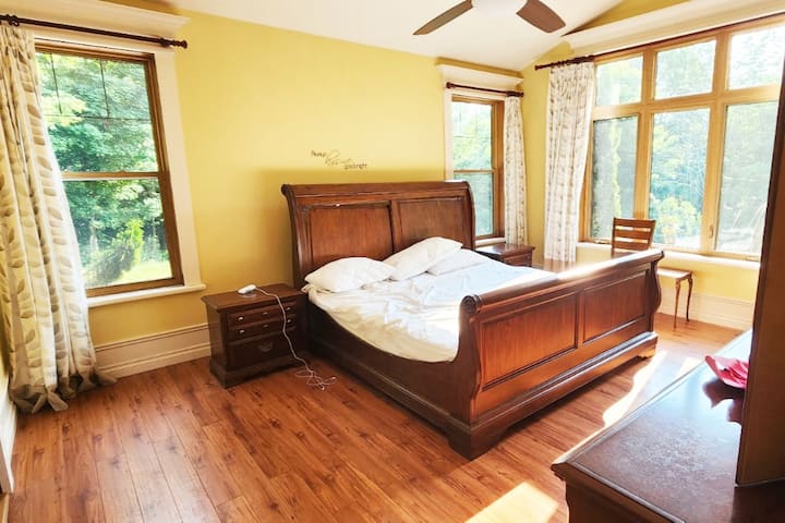 Furahia mwanga mwingi wa jua, pumzika katika kitanda cha kifahari na ufurahie uzuri wa nje. Mapumziko yako kamili yanakusubiri. 