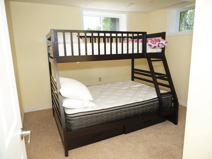 Karibu kwenye sehemu bora ya kujificha ya kitanda cha ghorofa! Chumba chetu ni kimbilio kwa watalii wanaopenda burudani. Panda hadi kwenye eneo lako lenye starehe na uende kwenye nchi ya ndoto kwa mtindo. 