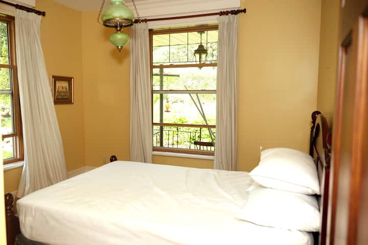 Chumba hiki ni kizuri kwa urafiki na wapenzi wa mazingira ya asili. Shangaa uzuri wa nje kutoka kwenye patakatifu pako pa starehe. Cheka, funga, na uunde kumbukumbu pamoja.