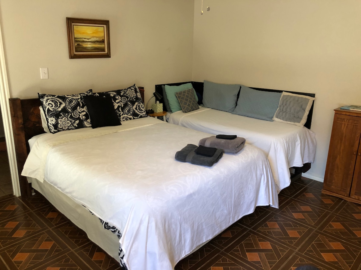 Hlavná spálňa s luxusnou manželskou posteľou Queen a vstavanou pohovkou alebo detskou posteľou. 