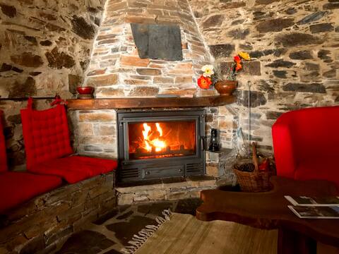 Romantic Escape in Shale House in the Sierra