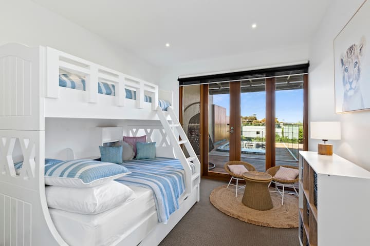 Spacious bunk room with an abundance of natural light, with a double base & single top. Kids toys and a cute children's setting add to the functionality of this family-friendly home.