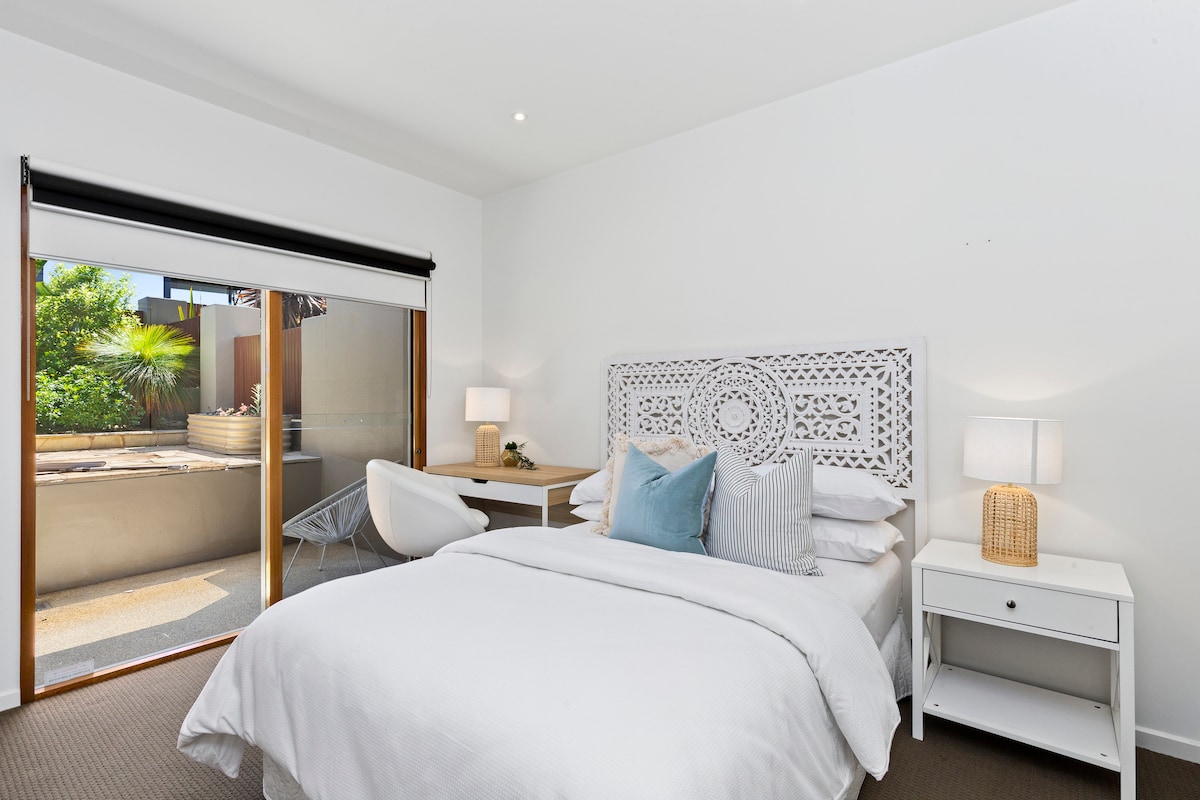 Spacious courtyard-view Double bedroom with reverse-cycle A/C, beautifully appointed with hotel quality sheets and bath towels.