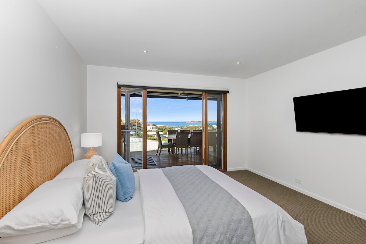 The King size Master bedroom is zoned for privacy on the top floor, embracing beautiful Bluff and ocean views with French doors to the deck. A walk-through robe leads to an ensuite with spa sanctuary vibes.
