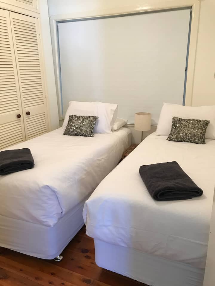 Tercer dormitorio  con 2  camas de una plaza