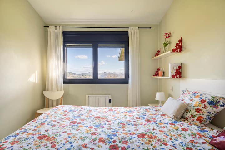 Quarto com cama de casal de 1,60 cm. Grande capacidade de guarda-roupa embutido. Muito ensolarado. A partir da janela você pode contemplar as vistas do vale e do jardim.