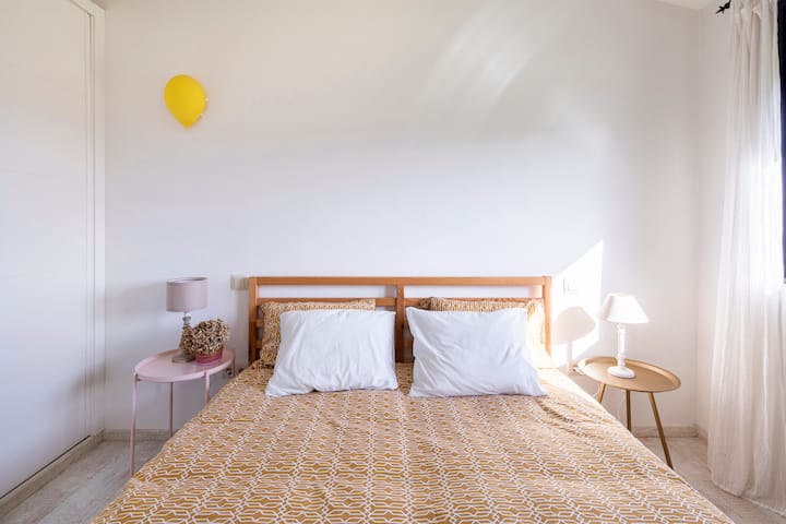 Quarto com cama de casal de 1,60 cm.
