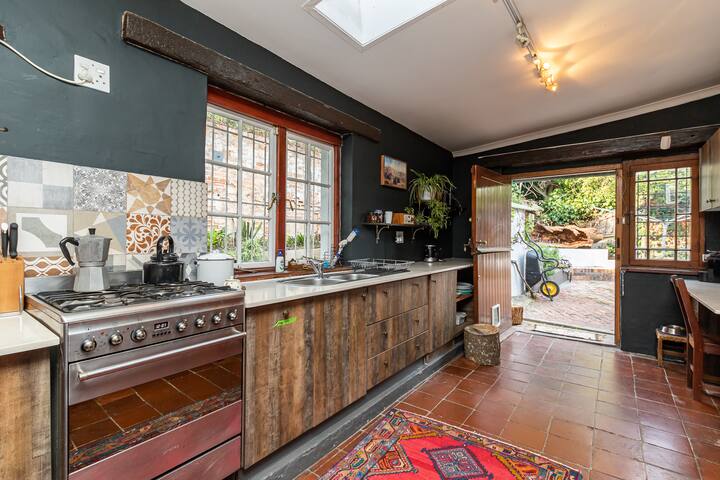 Farm style house with character (Solar Powered) gallery image 4