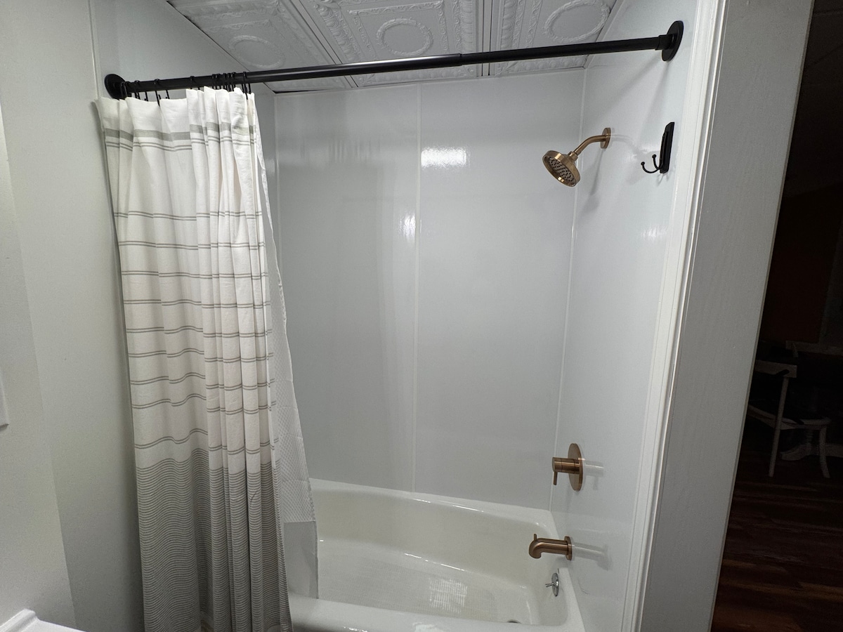 Full bathroom image 2 at Chihuahua Estates in Saint Marys