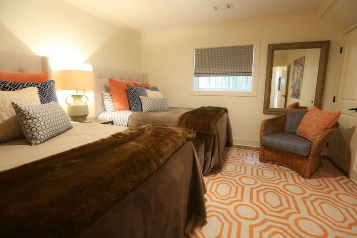 Уживајте во удобните брачни кревети во оваа шарена трета спална соба украсена со сопствени перници и римска сенка за да одговараат на оригиналната уметност од Алјаска и Африка. Користете го плакарот (зад столот) за да чувате куфери или да закачите облека (обезбедена е закачалка за багаж).