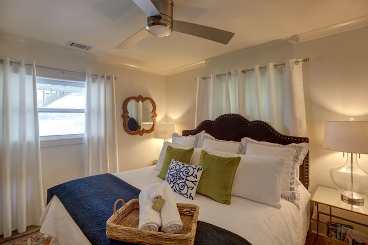 Во втората спална соба (брачен кревет) има одлична постелнина, оригинална уметност на ѕидовите и плакар (и закачалка за багаж). Хидромасажната када за 6 лица е веднаш пред прозорецот, а оваа спална соба има поглед и на езерото! 