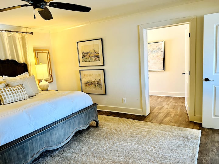 Главна спална соба (на горниот кат) со приватна бања „со сопствен апартман“.