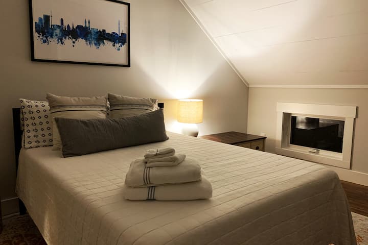 ห้องนอนชั้นสองพร้อมเตียงควีนไซส์และพื้นที่ทำงาน 