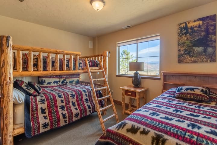 ห้องพักสองชั้นชั้นล่างมีเตียงคู่และเตียงเดี่ยวหนึ่งเตียง