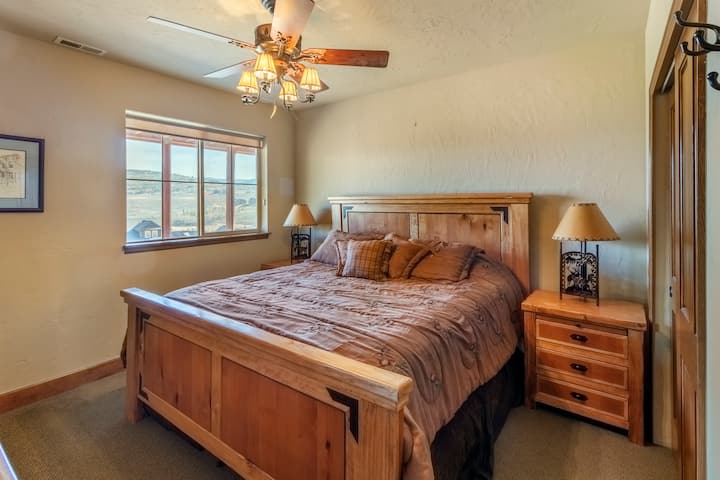 ห้องนอนที่ 3 ชั้นล่างพร้อมเตียงคิงไซส์