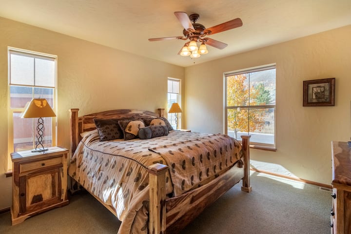 ห้องนอนที่ 2 พร้อมเตียงคิงไซส์และห้องน้ำที่อยู่ติดกัน