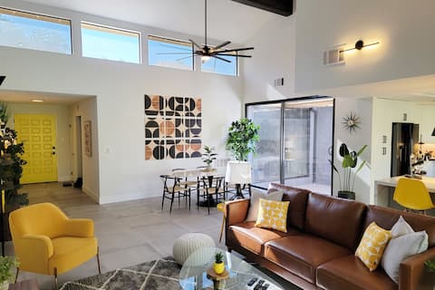 Top performing Airbnb: Upscale mid-century on the green. Private Hot Tub in Rancho Mirage
