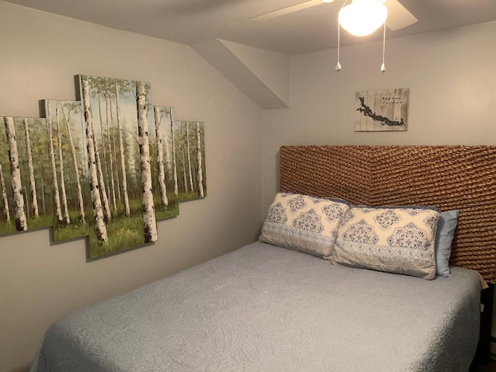Dhomë gjumi kryesore me krevat dopio "queen" në katin e parë. Ventilator tavani në dhomë, me një derë për privatësi.