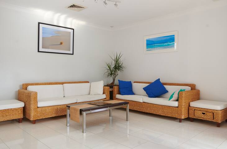 ‘Beachside’ Holiday Home at Town Beach. gallery image 2