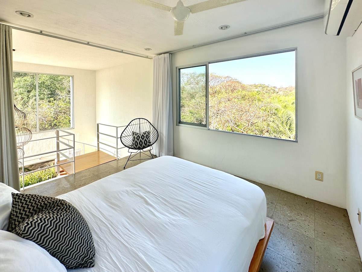 Smješten na vrhu nadstrešnice u džungli