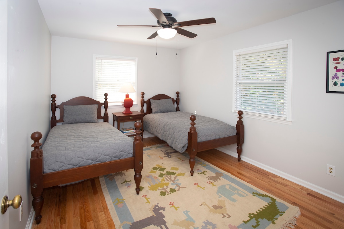 Spálňa s oddelenými posteľami (na poschodí)