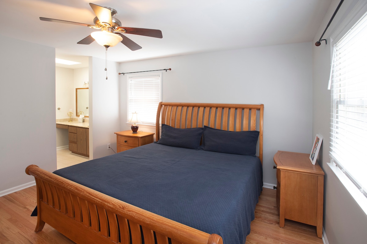 Hlavná spálňa s manželskou posteľou King (na poschodí)