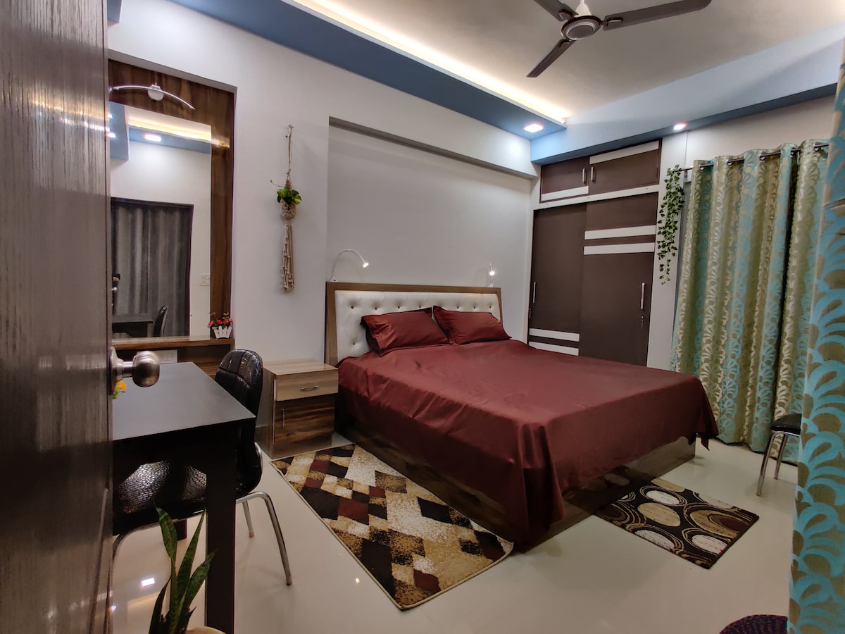 נוף לחדר השינה עם מיטת קינג סייז, ארון, שולחן הלבשה עם מראה גדולה, שולחן עבודה