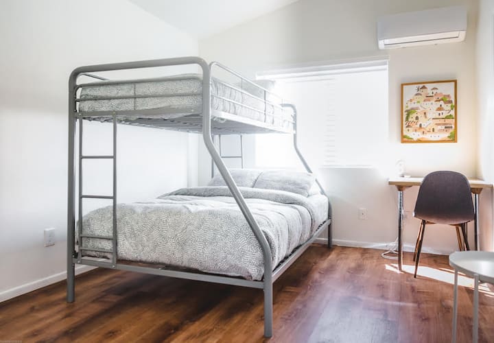 Chumba cha kitanda cha ghorofa kilicho na kiyoyozi cha mtu binafsi 
