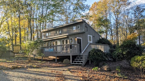 Popular Airbnb listing: Lake Norman Cottage in the Woods in Mooresville