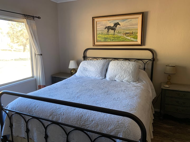 Este es uno de los dormitorios de sobra con una cómoda cama tamaño queen.