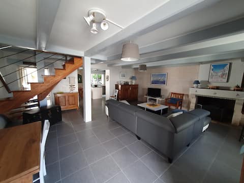 Successful Airbnb property: House in the heart of the village, 300 m from the beach in La Flotte