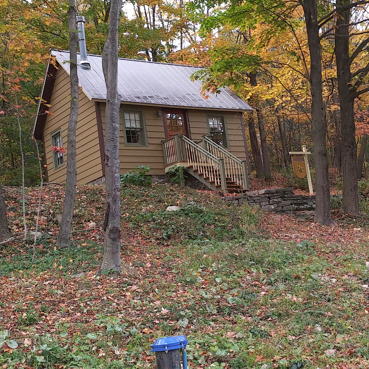 Cozy 1860's Cottage Near Weeds Orchards,Glorie Fms Tiny houses for