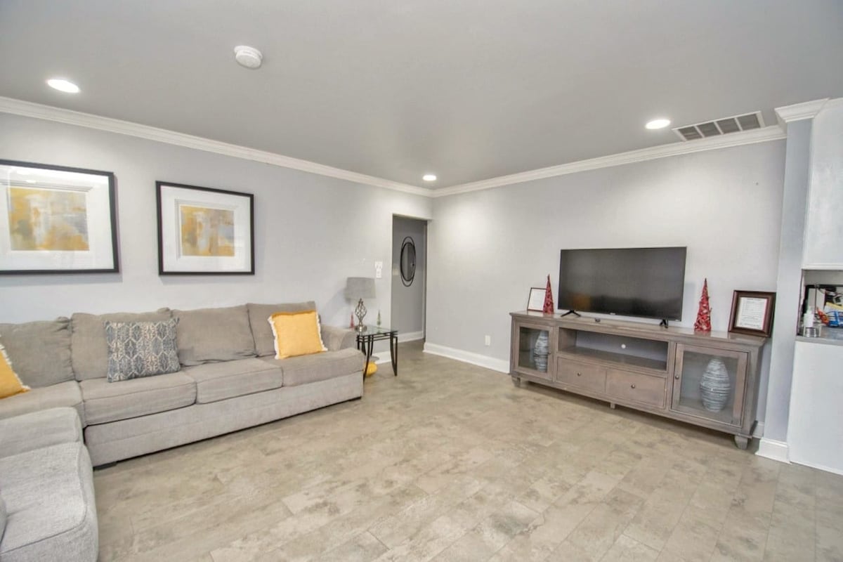 Popular Airbnb listing: Spacious 7BR Retreat – Near Downtown & Six Flags in Collier Heights