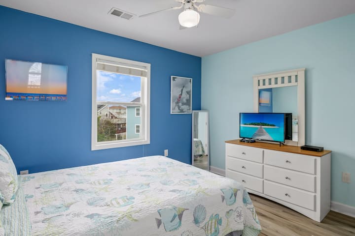 Upstairs bedroom w/ (1) Queen bed and private ensuite bath