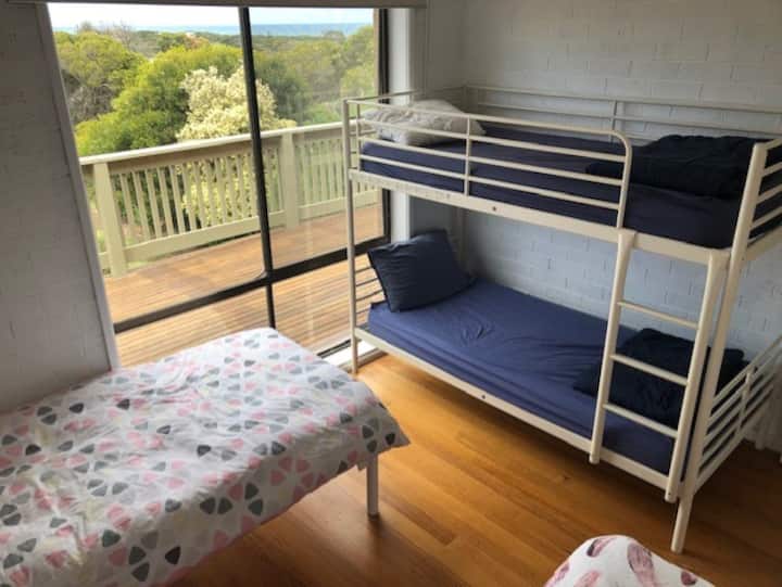 Habitación para niños con, literas y dos individuales. [4 individuales en total]
Con vista al mar.