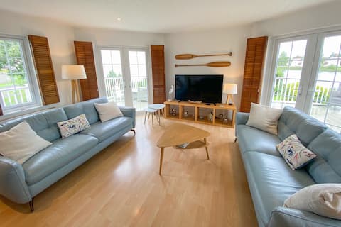 Successful Airbnb property: Grey Heron Lodge with Jacuzzi and kayak in South Cerney