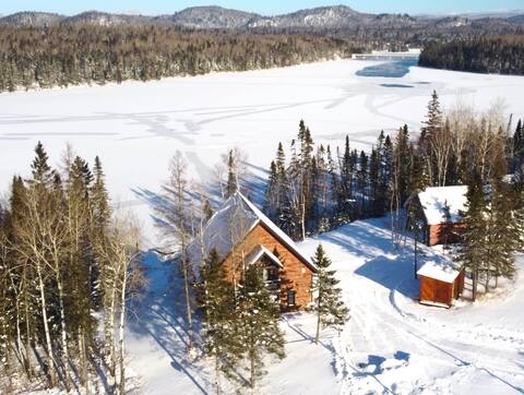 Loon  | Hot tub on the lake | Tavata Chalets