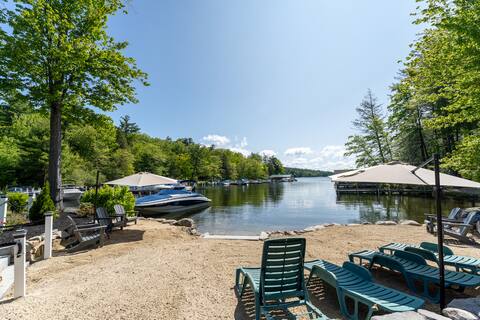Lakefront Lodge sleeps 18 comfortably