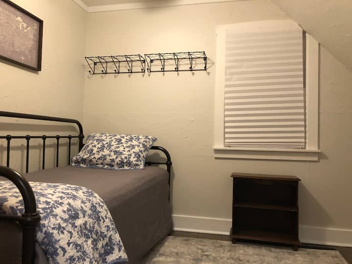 מיטה נפתחת, שני מזרנים. 