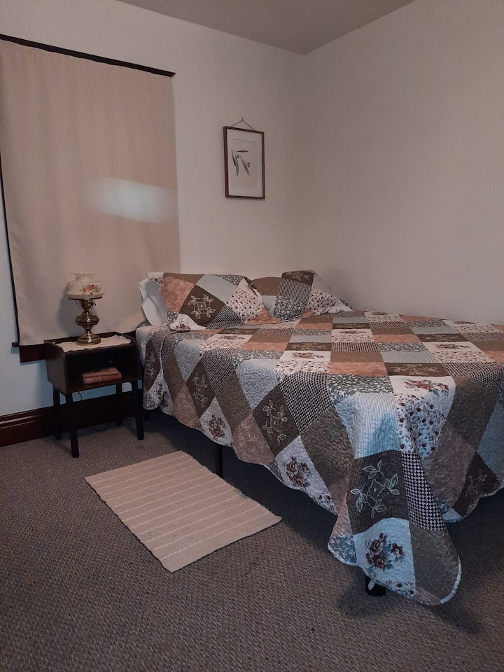 Chumba cha Sage kina kitanda cha ukubwa wa kifalme