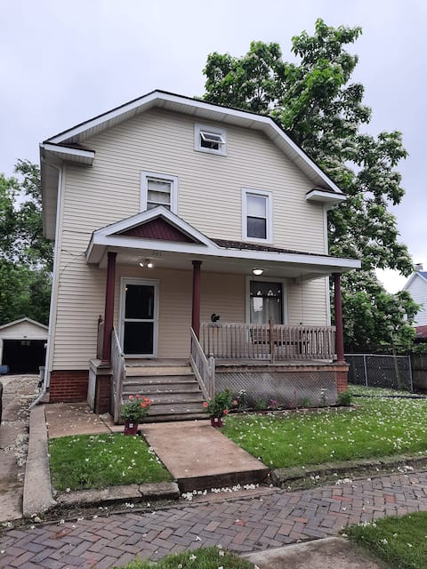 Located 1 mile from Downtown and Knox College