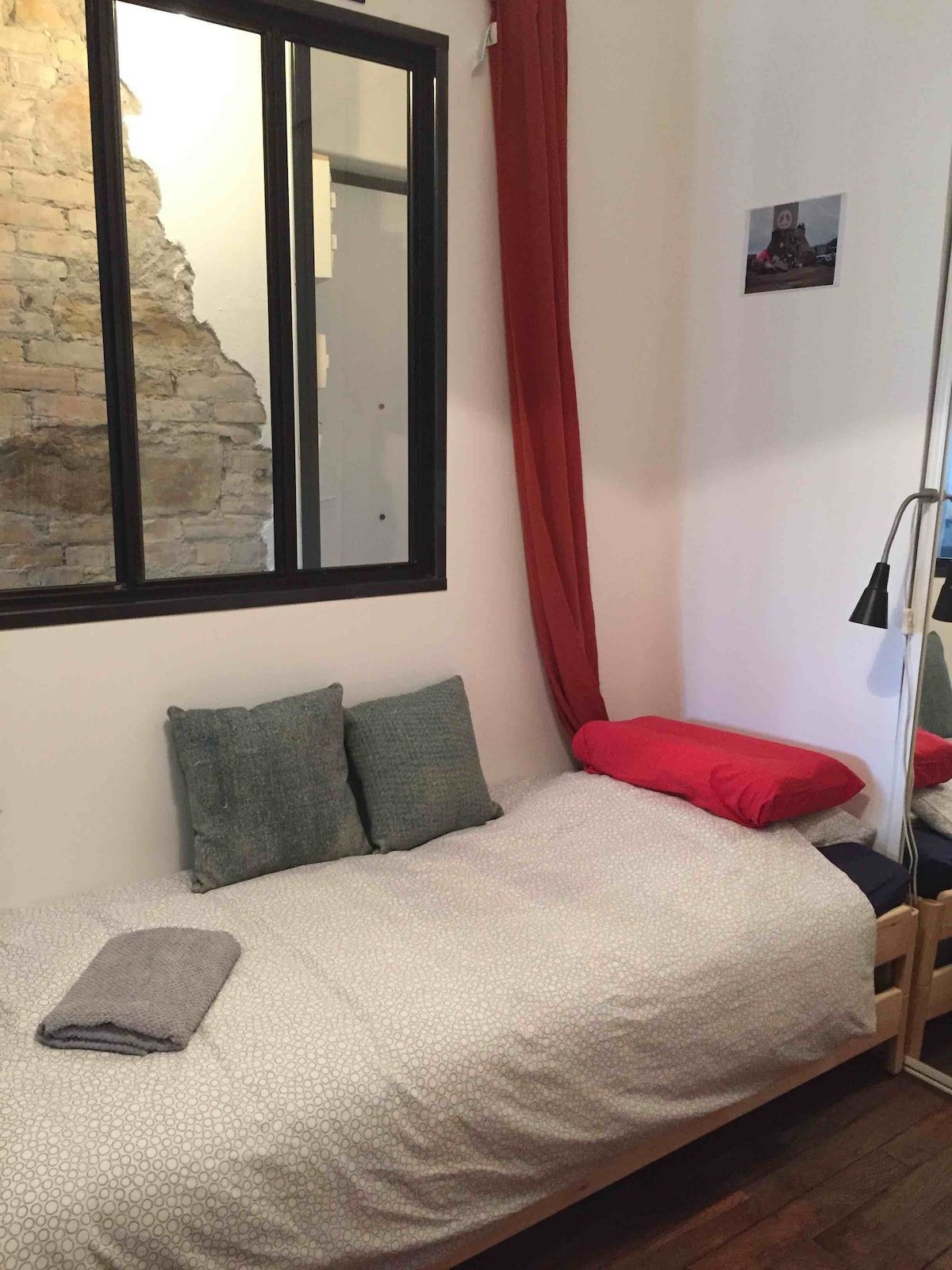 ห้องนอน 2/ห้องทำงานพร้อมเตียงเดี่ยว (ซึ่งอาจกลายเป็นเตียงคู่)