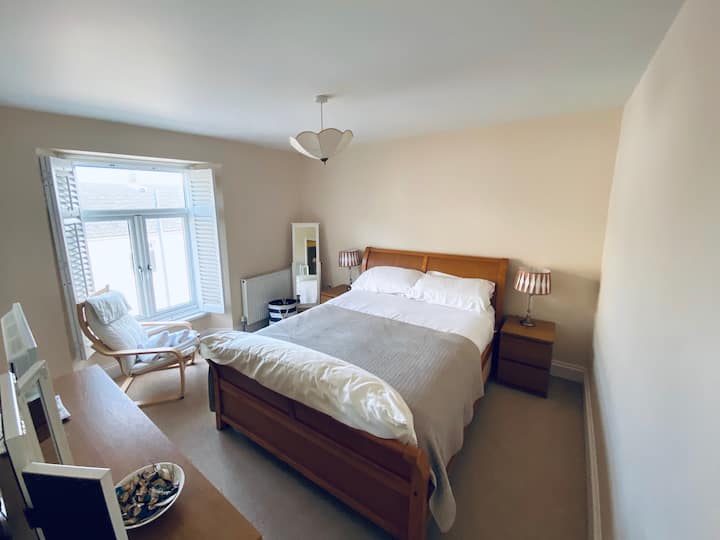 Dormitorio principal con baño privado con ducha y hermosas vistas al mar