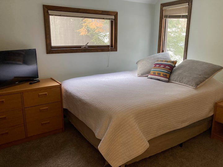 Krevat dopio "queen" në krevat marinari në katin e mësipërm. Ka edhe një televizor inteligjent në këtë dhomë. 