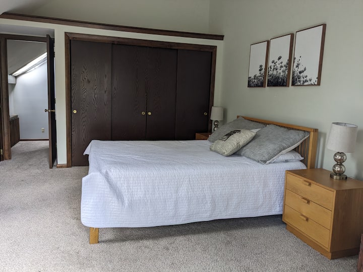 Pamje nga dhoma kryesore e gjumit deri në korridor ku ka një banjë në të djathtë, lavanderi më poshtë, dhomë marinari në fund dhe një loft lart. 