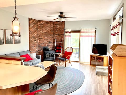 Expansive dog friendly lakeview rental at Eastman