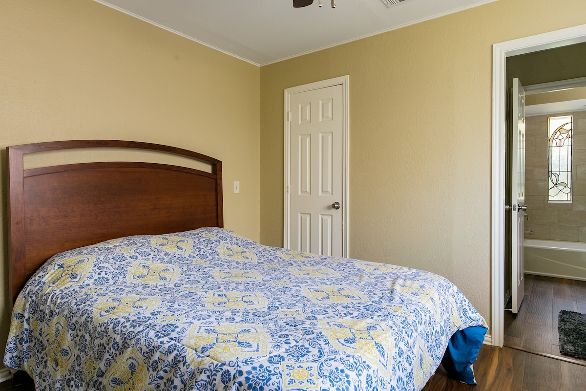 غرفة نوم ثالثة بسرير ملكي وجاك وجيل مرئية