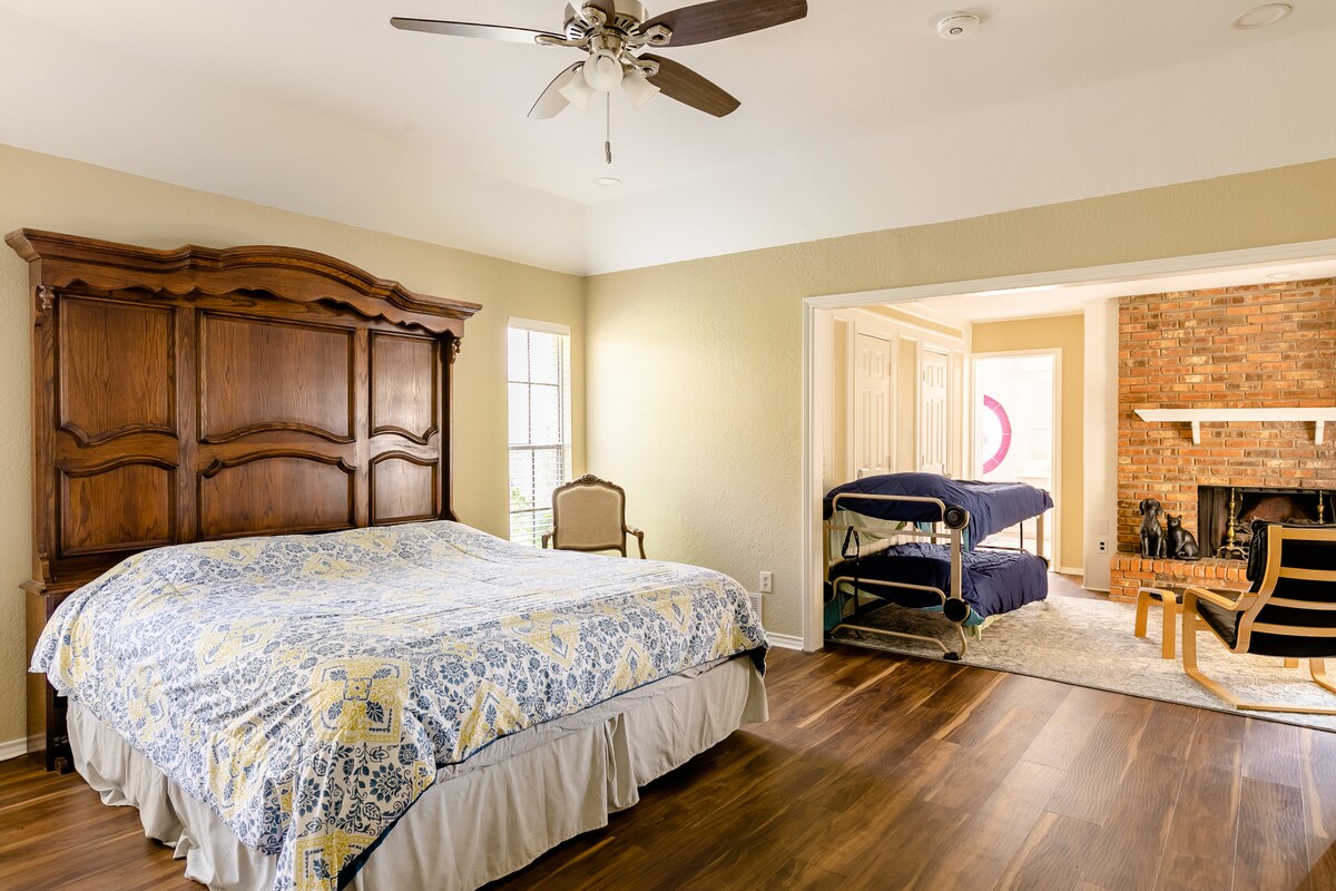 اختياري - أسرّة بطابقين مجهزة في غرفة النوم الرئيسية داخل الجناح