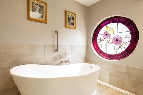 WOW! Custom 4/3 Single Story 2850 sf Luxury Home