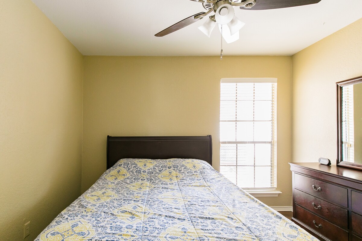 غرفة نوم رابعة بسرير ملكي
